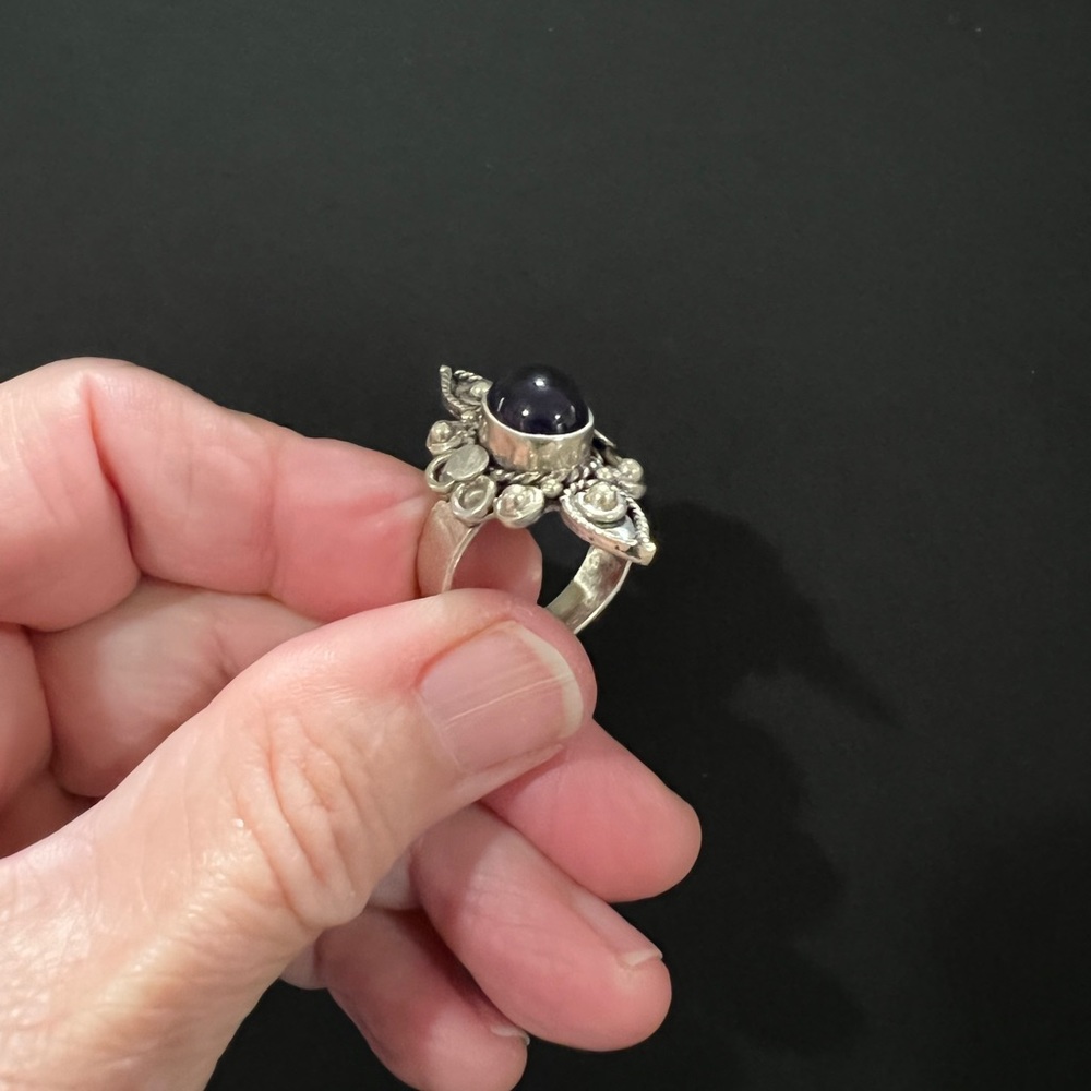 Beautiful silver & amethyst ring. - Picture 10 of 11